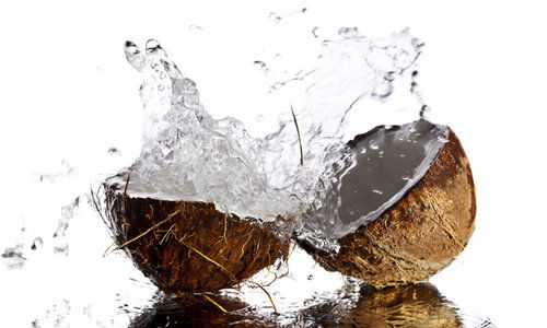 Conoce 3 propiedades del agua de coco