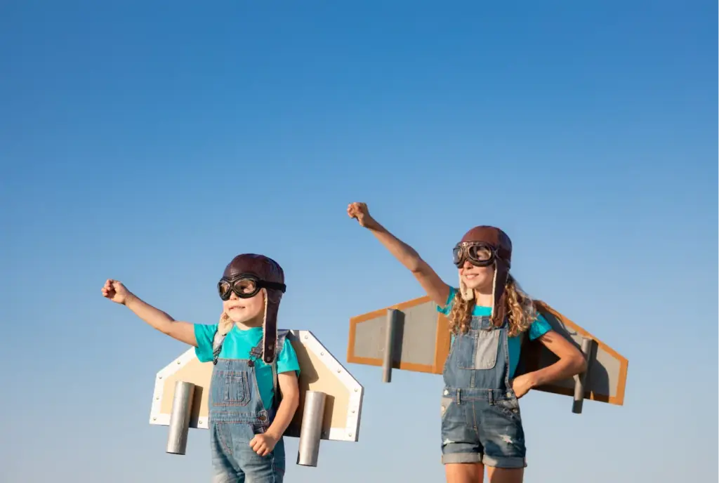 niños felices disfrazados de aviadores